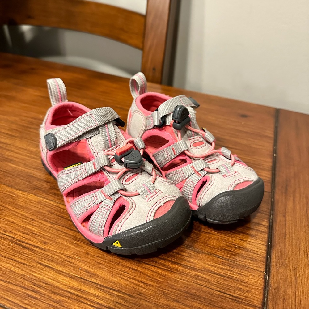 Size 8 Toddler Girl pink Keen waterproof sandals like new